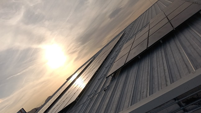 Muestra paneles solares instalados en escuela Eduser Reforma, los paneles fuerons donados por Terra Energy