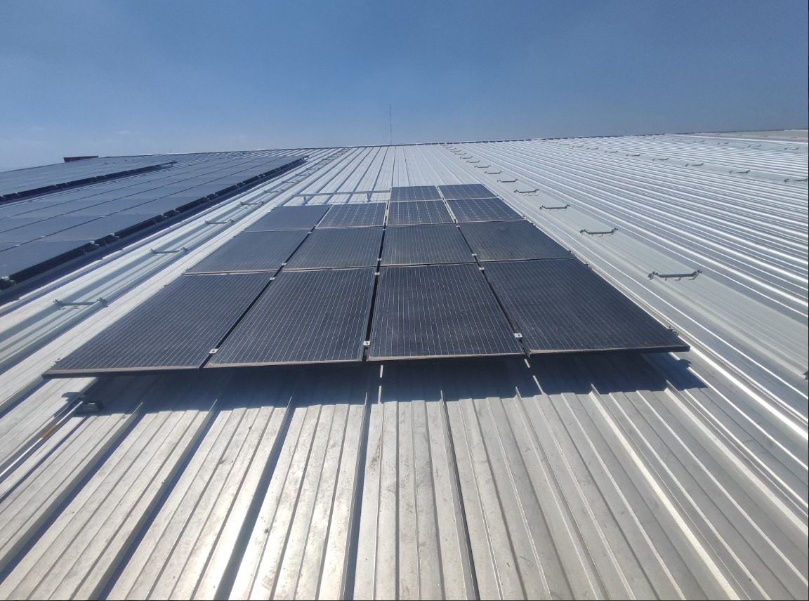 Se muestran paneles solares instalados en la escuela