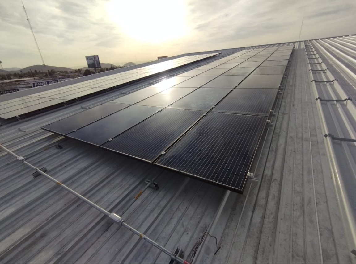 Se muestran paneles solares instalados
