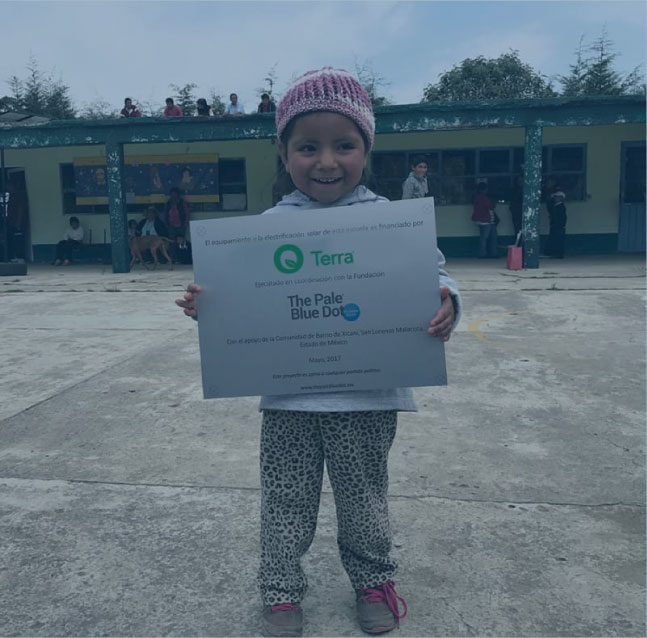 Se muestra una estudiente con el certificado que otorgamos al instalar Terra Energy en su escuela.